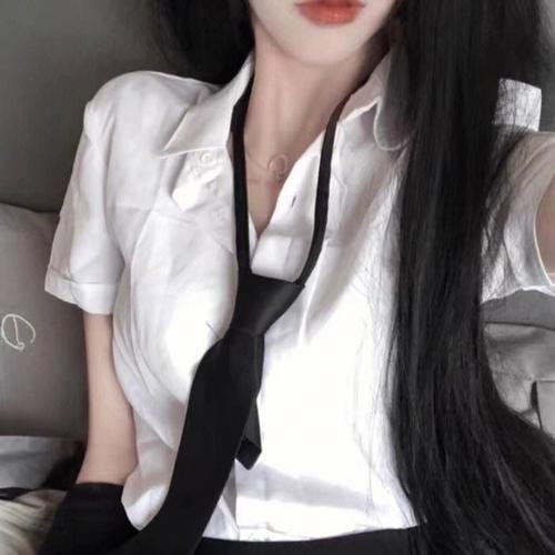 弱比少男闯女校